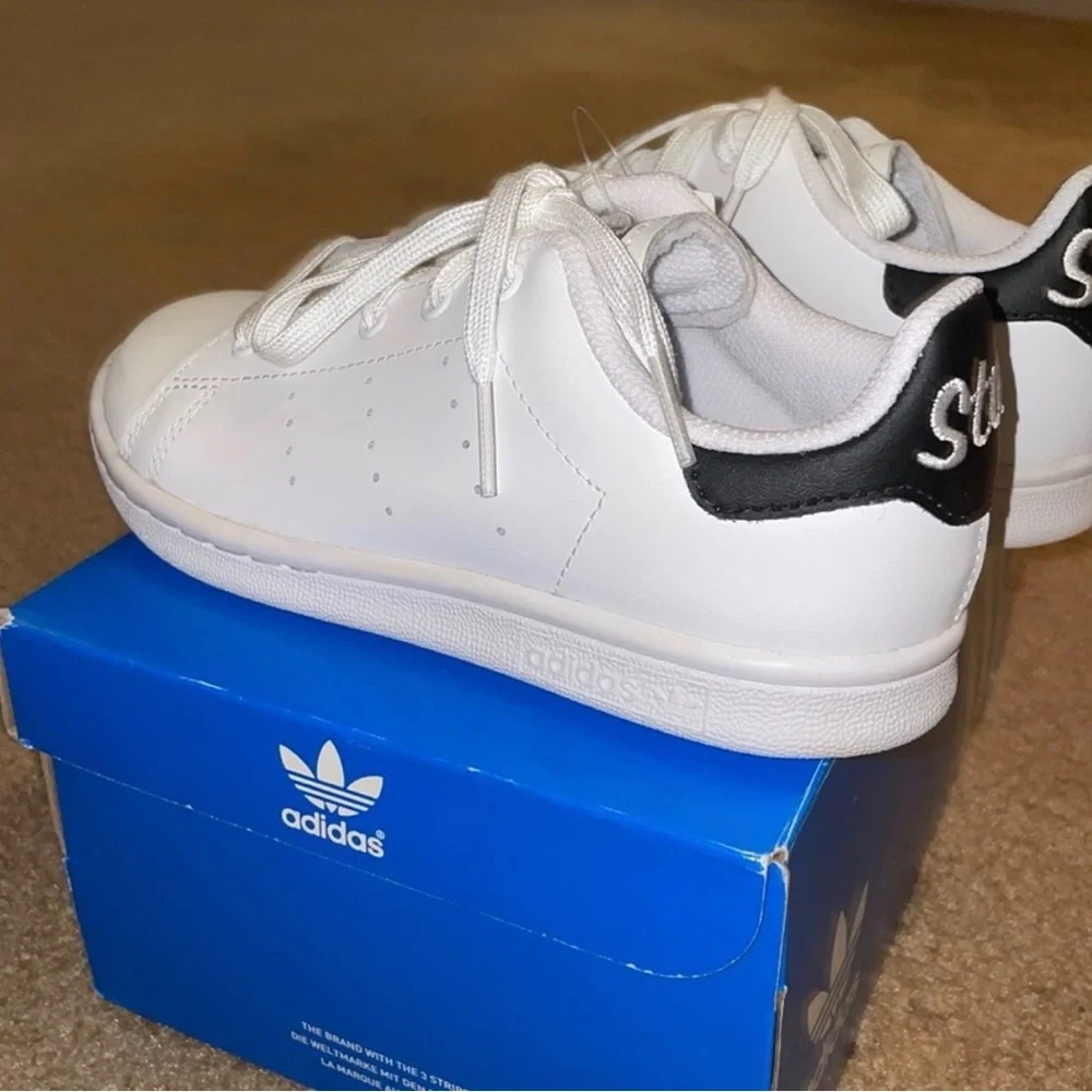 Adidas Classic White Lace-Up Sneakers - Picture 2 of 6